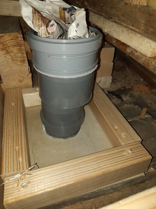 Avloppsrörsförminskning från 110 till 90 mm installerad i ett bjälklag under renovering.