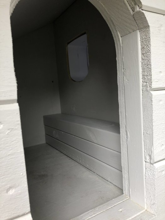 Gråmålade trappsteg i ett katt hus, anpassade för höjden inomhus.