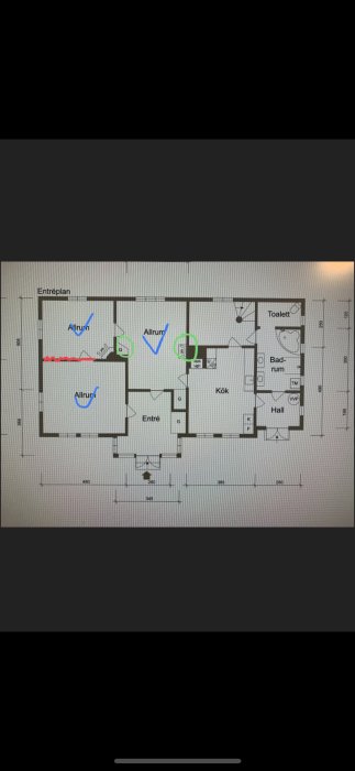 Planritning av entréplan i ett hus med markerade arbetsområden och noteringar om byggarbeten.