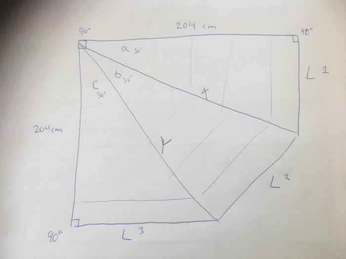 Handritad skiss av rumsplan med angivna mått och vinklar, inklusive 204 cm längd och 90° vinklar.