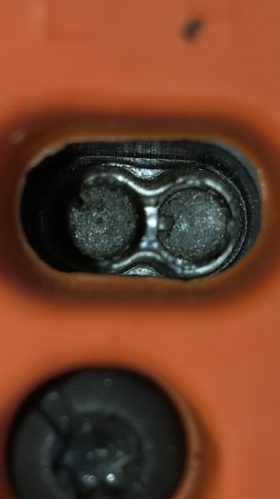 Närbild av en urfasning till vänster inuti en elektrisk kabelanslutning.