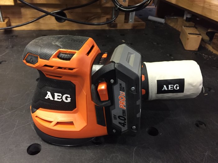 AEG 18V 40 Ah Pro Lithium-Ion batteri på arbetsbänk.