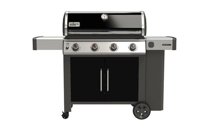 Svart Weber Genesis II E-415 gasolgrill med fyra brännare och stängt förvaringsskåp.