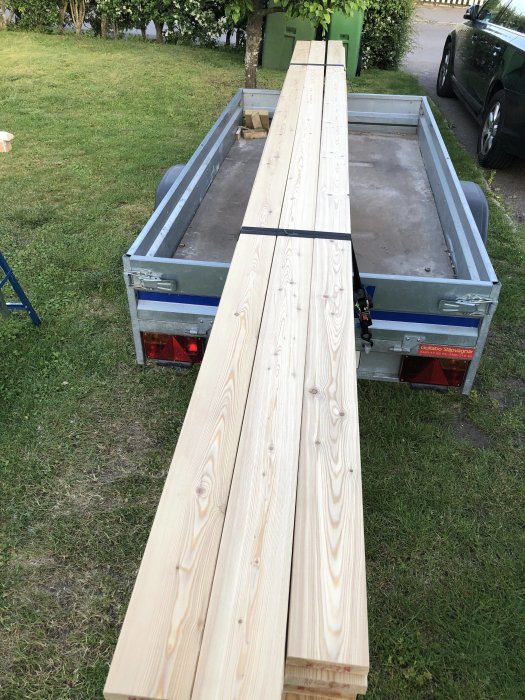 Nya lärktrallbrädor på en släpvagn redo för balkongbygge.