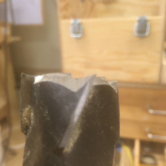 Närbild av en pluggborr med modifierade skär för att ge rena kanter och förhindra vandring vid borrning.