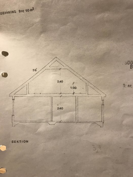 Ritad sektionsskiss av ett hus, visar en tjockare bärande vägg och en tunnare vägg med måttangivelser.