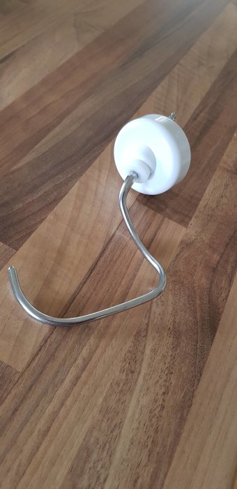 Degkrok till Bosch köksmaskin på träbänk.