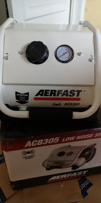 Nytt Aerfast AC8305 låg ljudnivå kompressor i förpackning.