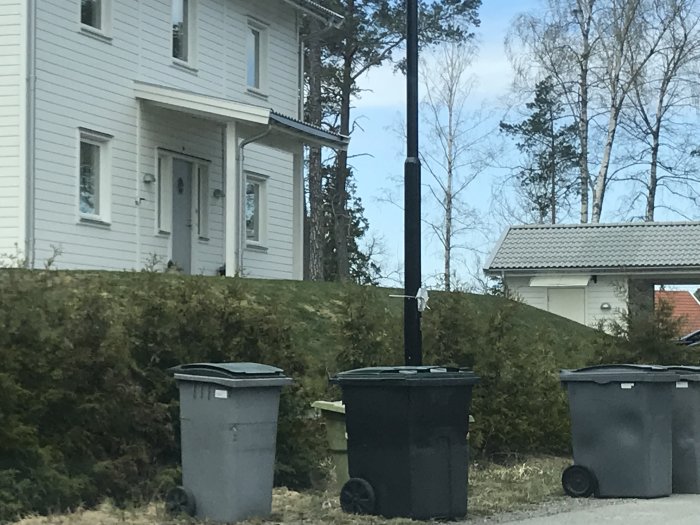 Vit villa med befintligt litet entretak och frågeställarens tankar på nytt design.