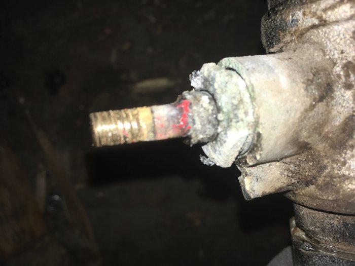 Röranslutning med kalkavlagringar där handvredet har tagits bort.