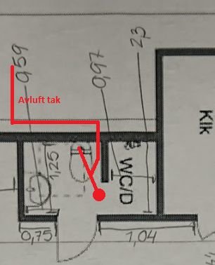 Ritning av badrumsrenovering med markerade avloppsrör och WC-anslutning mot stammen.