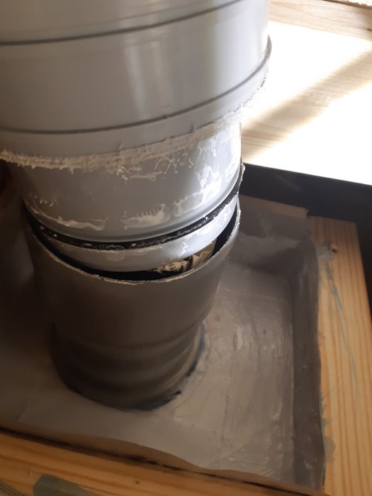 Rörkoppling med synlig O-ring mellan förminskning och anslutning, något isärdragen.