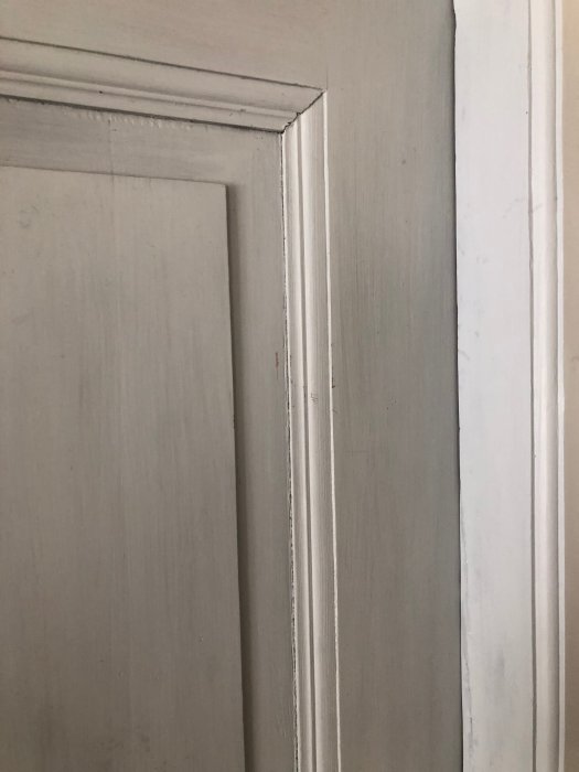 Dörr och karm skrapade och grundmålade med linoljefärg, redo för renovering.