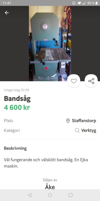 En väl underhållen Ejka bandsåg i verkstadsmiljö med justerbord och skyddskåpa.