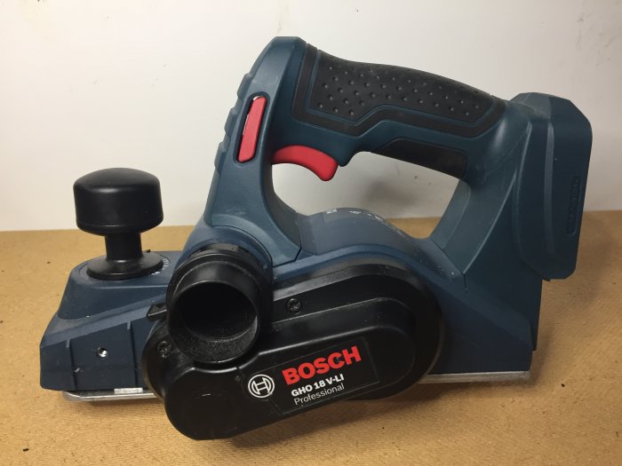 Bosch Professional 18v elhyvel på en arbetsbänk, till salu och förhandling för medlemmar.