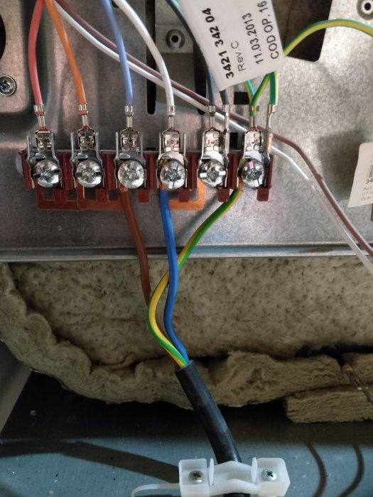 Elkablar anslutna till en kopplingsplint i en elektrisk installation, osäkerhet kring spänning.