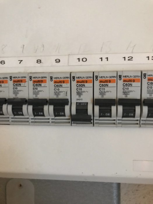 Elcentral med säkringar varav en är ifrånslagen, sannolikt kopplad till en dränkpump.