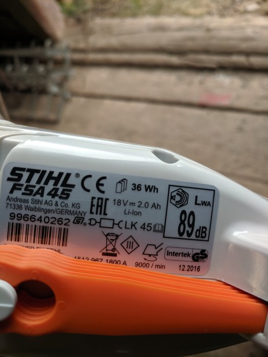 Närbild på en informationsetikett på en Stihl FSA45-trimmer som visar tekniska specifikationer.