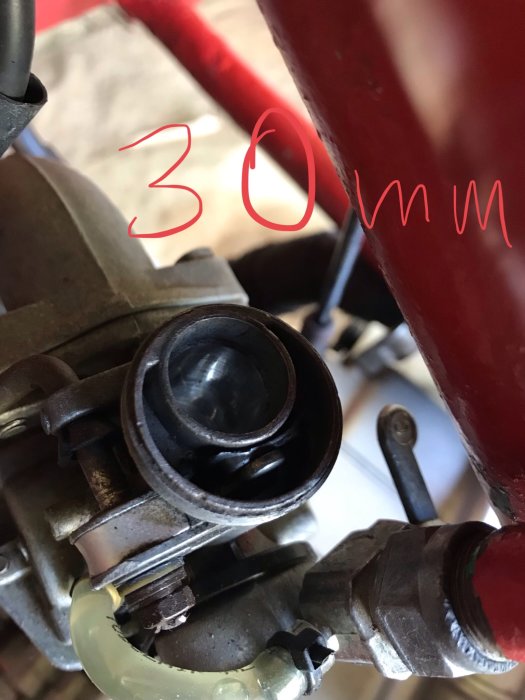 Förgasarinsug märkt med "30mm" på en motor, fråga om mätning för rätt storlek.