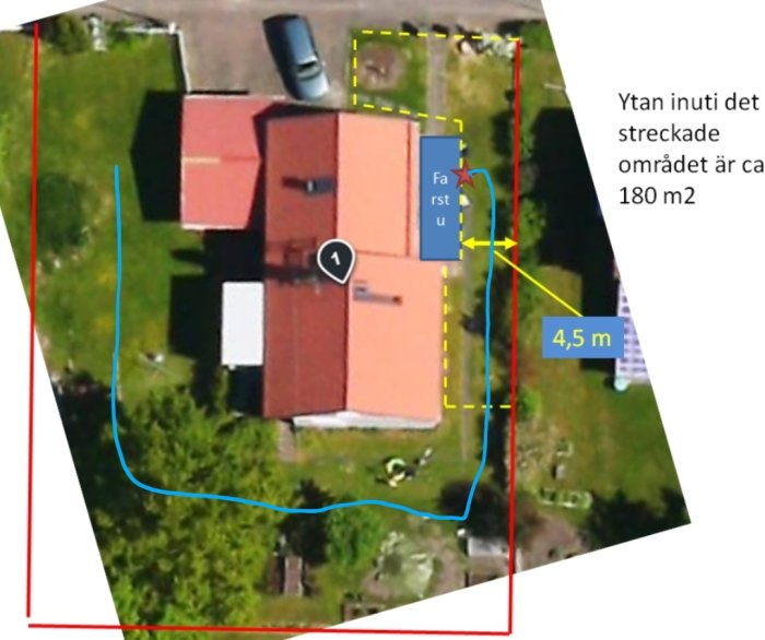 Flygbild över ett hus med utmarkerade områden för potentiellt byggprojekt och dimensioner på tomten.