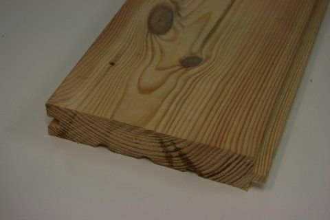 En hög med råspontbrädor, vanlig som golvmaterial, med synlig trästruktur och årsringar.