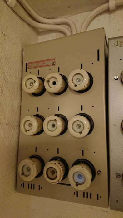 Elskåp med flera säkringsomkopplare och kablar, märkt som 'Bild 1' i inlägget om hushålls elsystem.