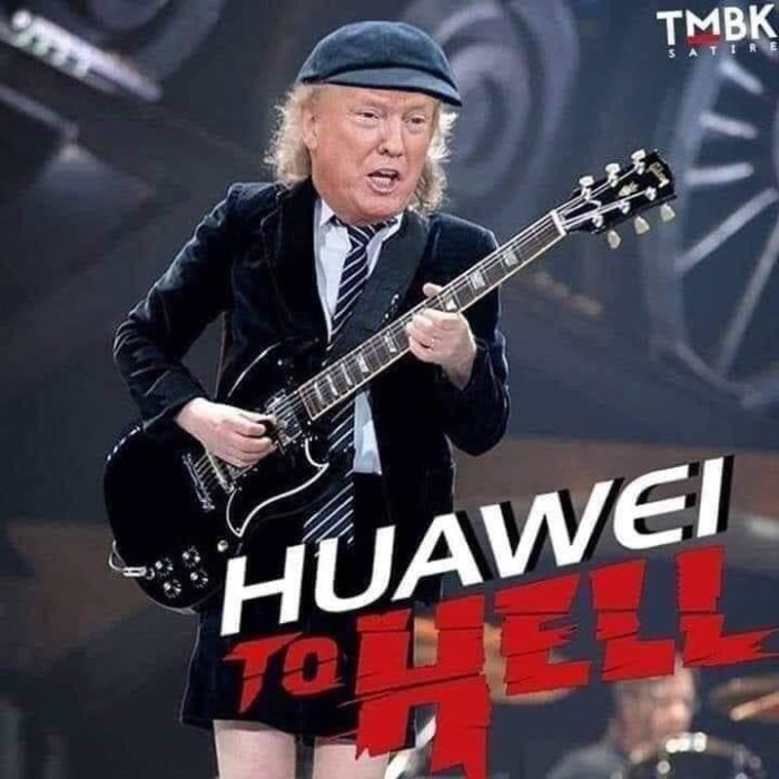 Person med Donald Trumps huvud i skoluniform som spelar elgitarr med "Huawei to Hell" text.