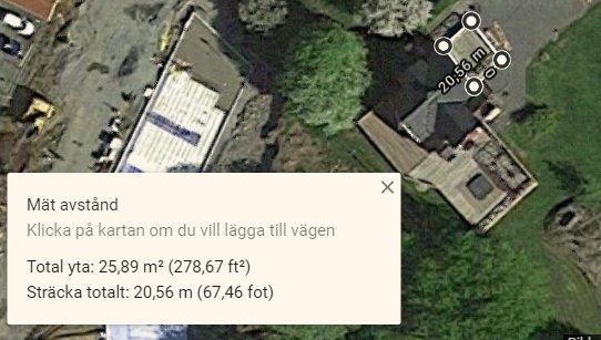 Satellitbild med mätverktyg som visar area och längd för ett markområde.