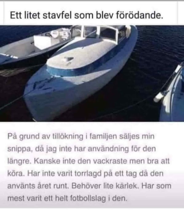 Bildtext: "Skadad vit motorbåt vid kaj med en humoristisk försäljningsannons om dess skick och behov av reparation.