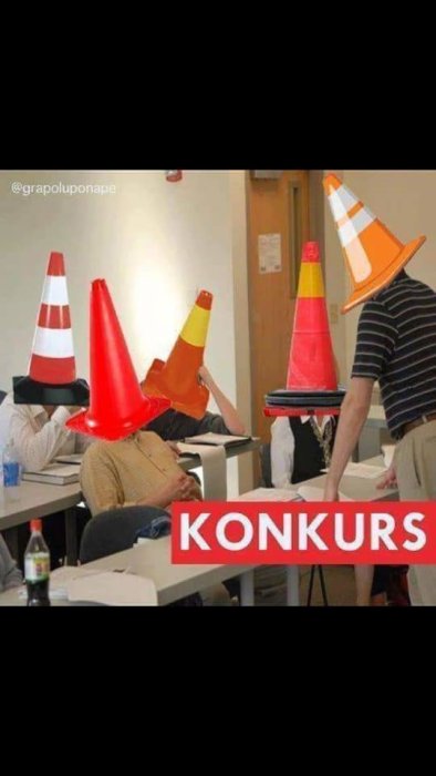 Personer i ett klassrum med konformade trafikkoner på huvudena och texten "KONKURS".