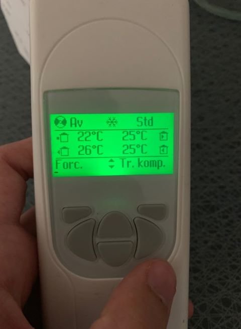 Termostatkontroll visar temperaturinställningar med värden 22°C och 26°C på en bakgrundsbelyst LCD-skärm.
