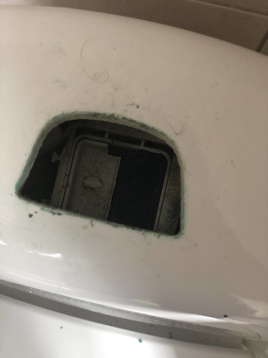 Öppning i en toastol där knappmekanismerna är synliga, men utan åtkomst till flottören.