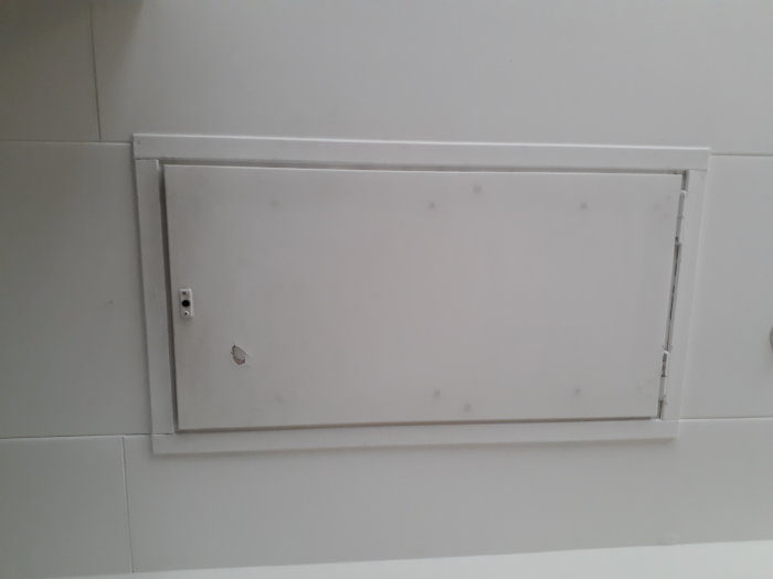 Stängd vindslucka med mejselaktigt verktyg insatt i låshål.