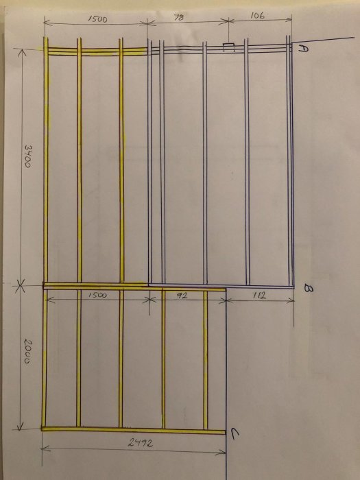 Ritning av en balkongkonstruktion med måttangivelser, befintliga bärlinor A och B markerade med gula streck, och planerad utbyggnad.