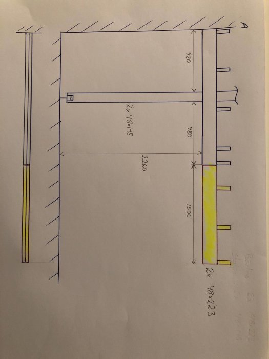 Handritad skiss av balkongkonstruktion med dimensioner och markerad förlängning i gult.