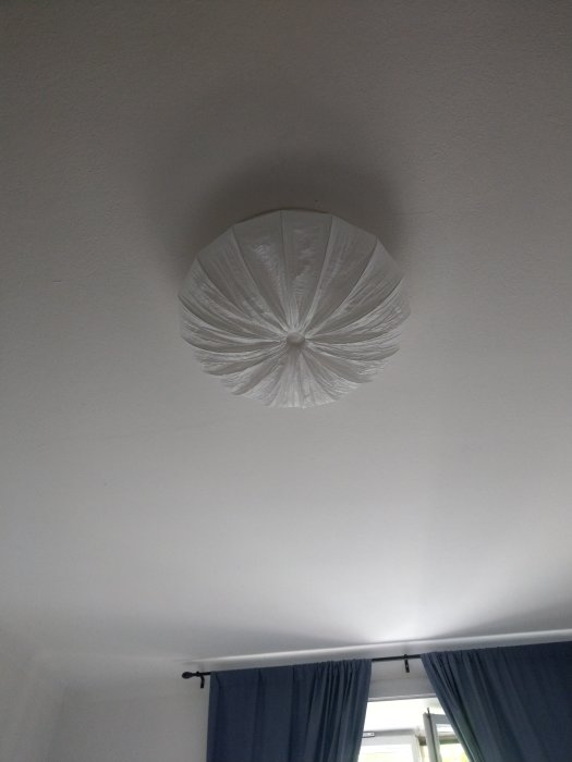 Vit plafond på sovrumstak med sluten design, möjligen orsak till överhettning av halogenlampor.