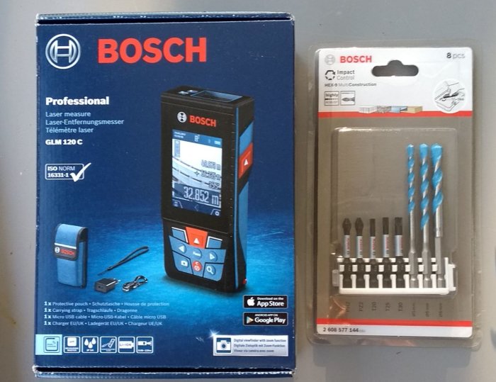 Bosch professionell lasermätare i förpackning bredvid Bosch borr- och skruvmejselbitsset.