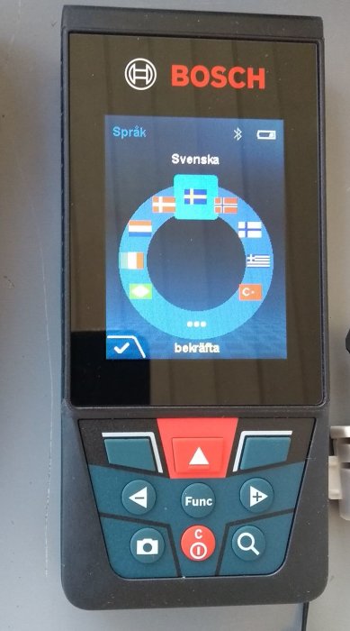 Bosch avståndsmätare som visar språkinställningsmenyn med svenska markerat.