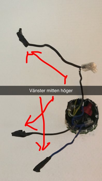 Gamla elektriska kablar med anslutningar och handritade pilar som visar riktning med texten "Vänster mitten höger".