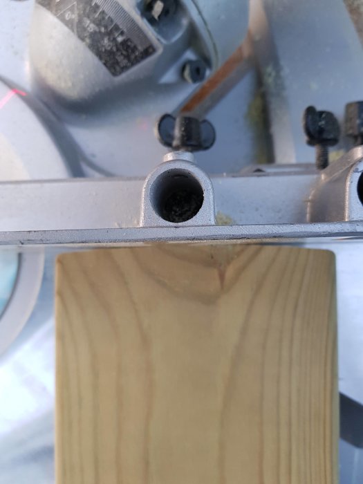 Närbild av en 120mm trallbräda inför gersågning på 45 grader med Makita såg och projektionslinje synlig.