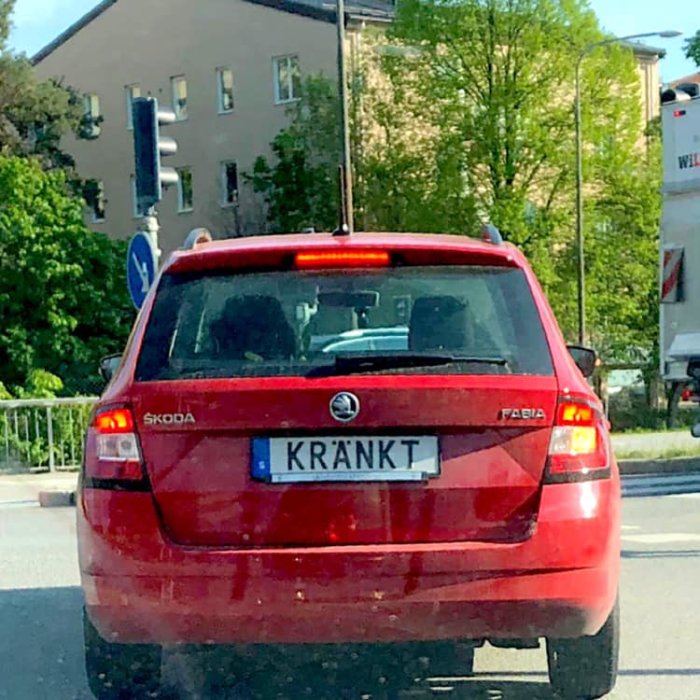 Röd Skoda Fabia bakifrån i trafik med registreringsskylten "KRÄNKT".