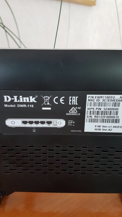 Etikett på en D-Link-router med modellnummer DWR-116 och olika certifieringsmärken.