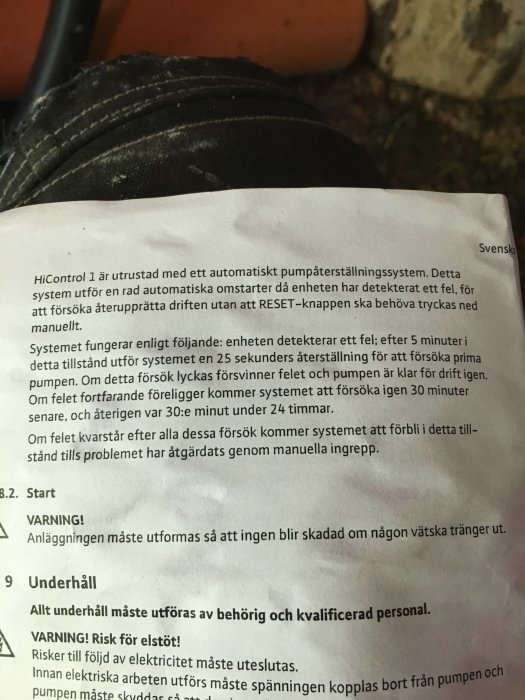 Svenskspråkig manual för en pump med instruktioner om automatiska omstarter, underhåll och varningsanvisningar.