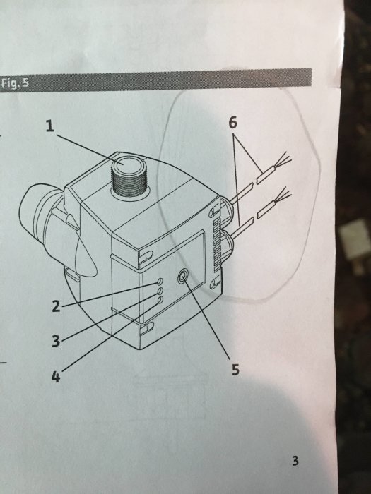Diagram över pump med numrerade komponenter, illustrerar elektrisk anslutning enligt en manual.