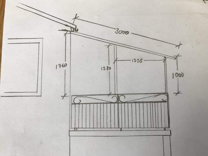 Handritad skiss av balkong med måttangivelser för ersättningsprojekt av tak med aluminiumprofiler och kanalplast.