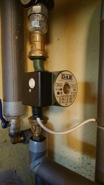 Cirkulationspump av märket DAB inställd på låg effekt för varmvatten i hemvärmesystem.