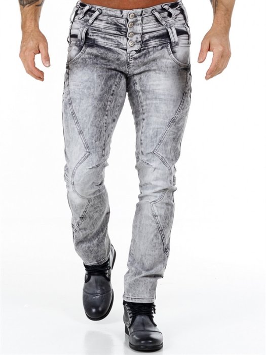Person som bär slitna, tvättade jeans och svarta kängor, modeinriktad stil.