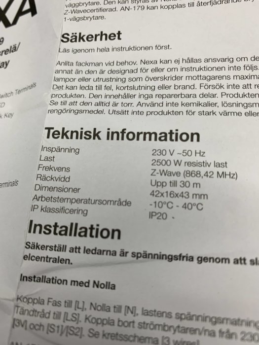 Närgränsad bild av en instruktionsmanual med text om säkerhet och teknisk information för installation av en elektrisk enhet.