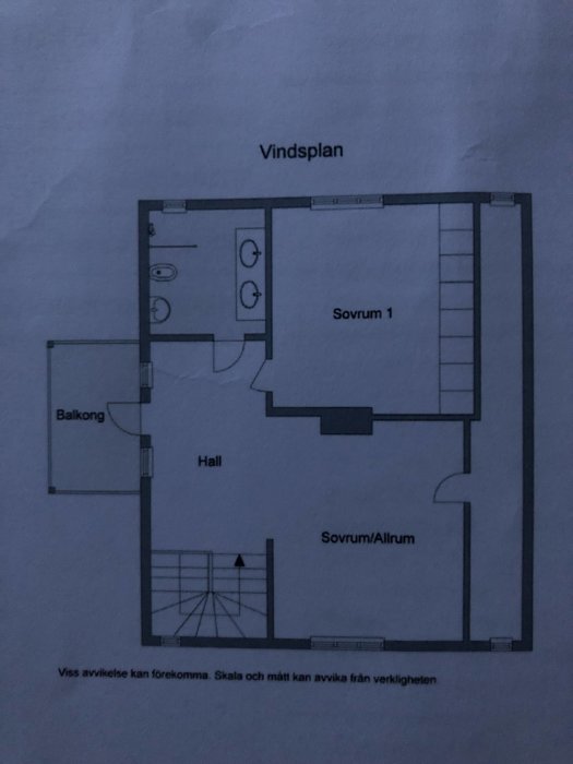 Ritning över ett husets vindsvåning med sovrum, badrum, hall och balkong.