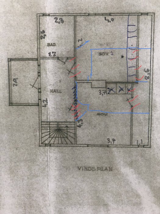 Handritad planritning av en vind med fyra markerade rum och måttangivelser, föreslår takkupor.